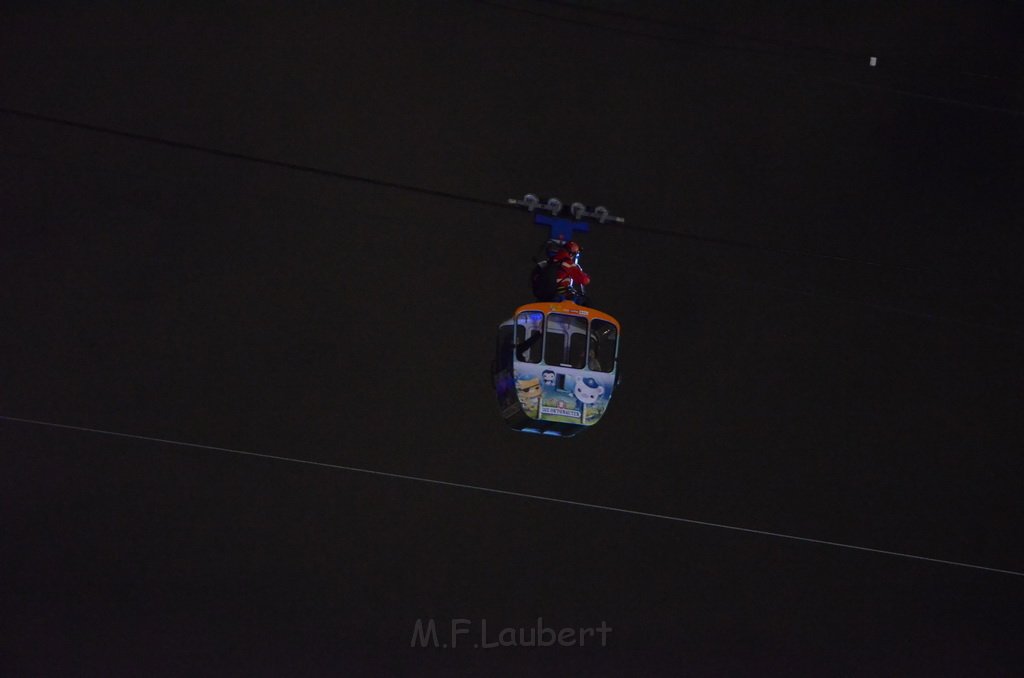 Einsatz BF Hoehenretter Koelner Seilbahn Hoehe Zoobruecke P2358.JPG